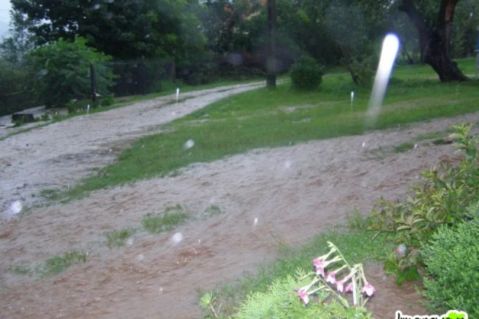 Oberwanie chmury, zalane domy, drogi i pola - zdjęcie 3