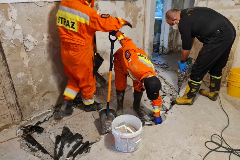 Strażacy z OSP Limanowa i OSP Łososina Górna w akcji pomocowej dla powodzian - zdjęcie 12