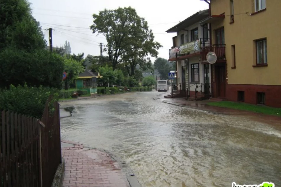 Oberwanie chmury, zalane domy, drogi i pola - zdjęcie 4