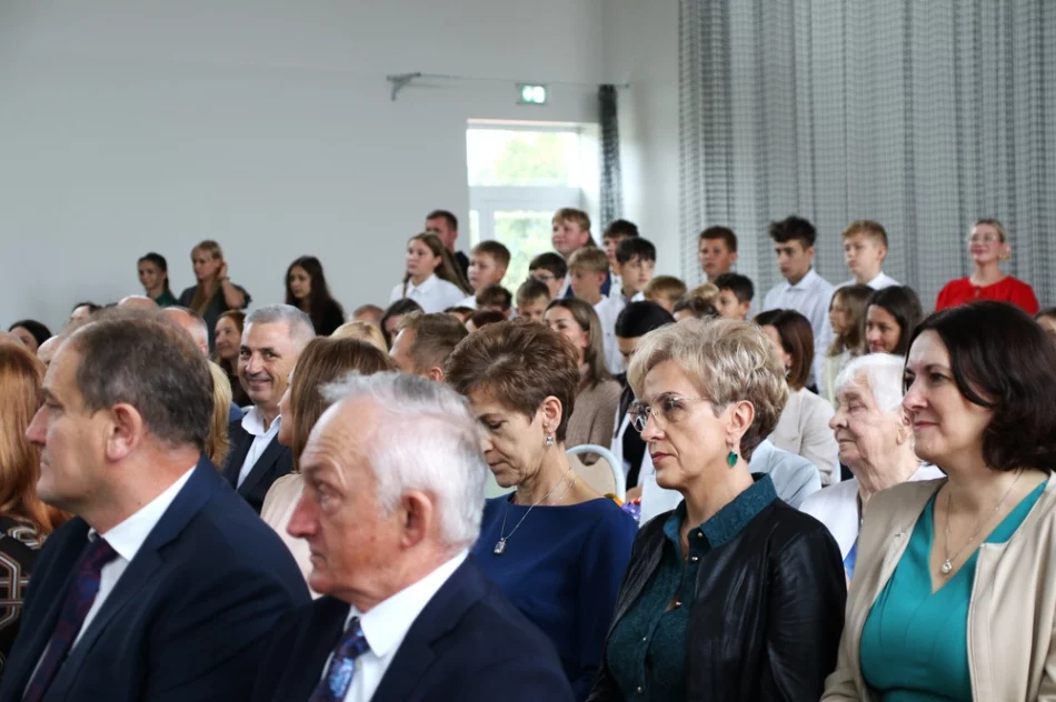 Otwarcie sali gimnastycznej i jubileusz 60-lecia szkoły (ZDJĘCIA) - zdjęcie 10