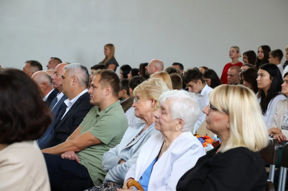 Otwarcie sali gimnastycznej i jubileusz 60-lecia szkoły (ZDJĘCIA) - zdjęcie 15