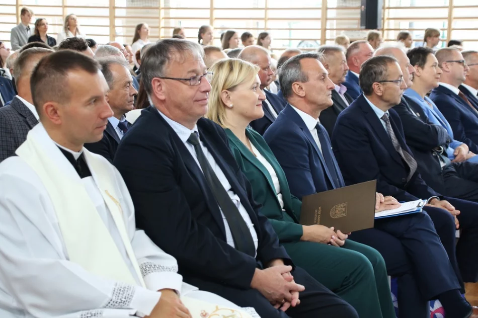 Otwarcie sali gimnastycznej i jubileusz 60-lecia szkoły (ZDJĘCIA) - zdjęcie 17