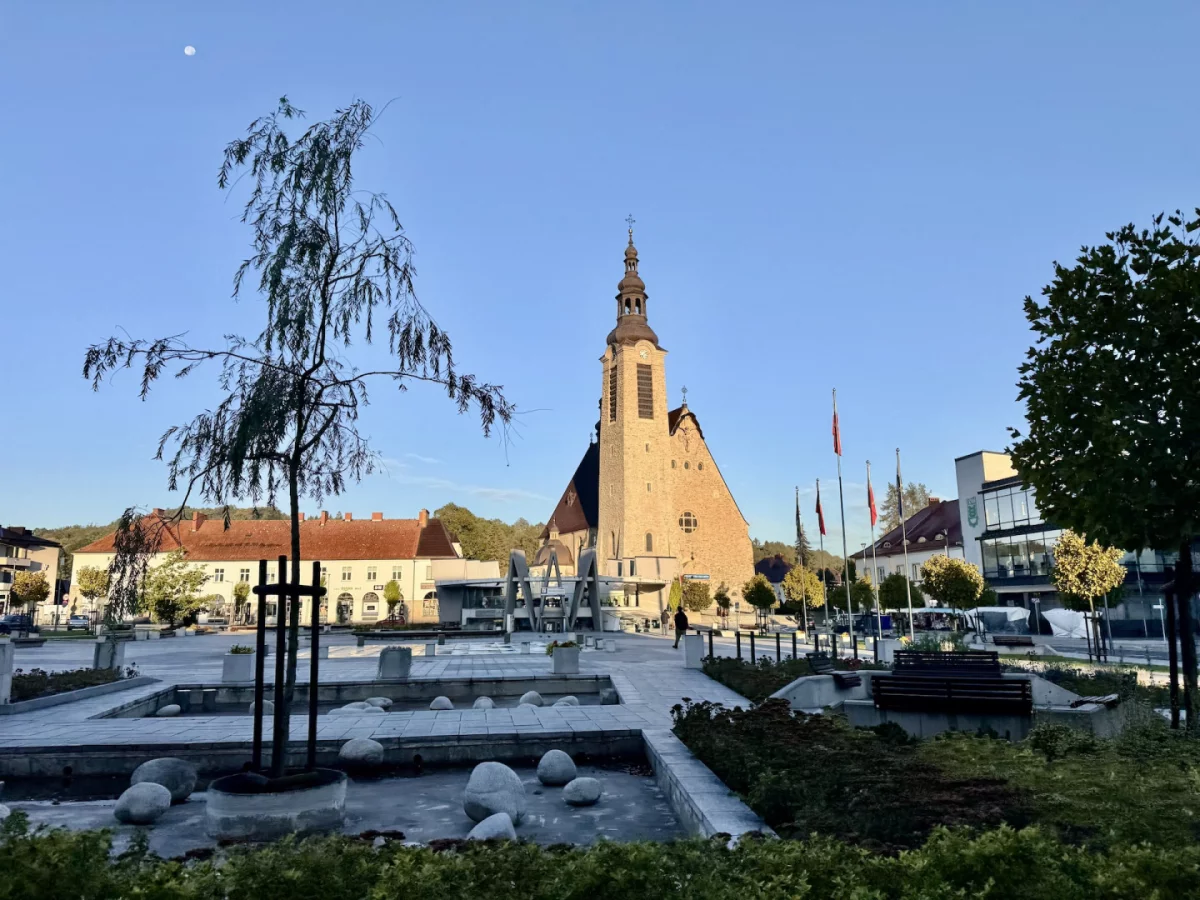 Rynek o poranku w Limanowej (wrzesień 2024)