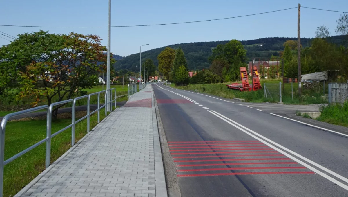 Odbiór chodnika na drodze powiatowej 1613K/fot.: Powiat Limanowski