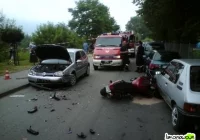 Trzy wypadki jednego dnia - motocyklista jechał na jednym kole - zdjęcie główne