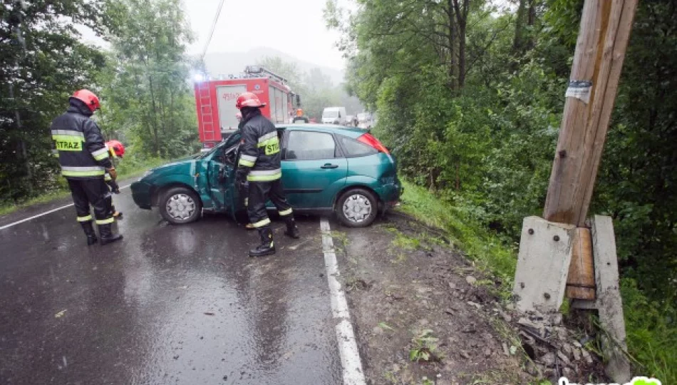 Samochód uderzył w słup - zdjęcie 1