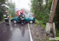 Samochód uderzył w słup - zdjęcie główne