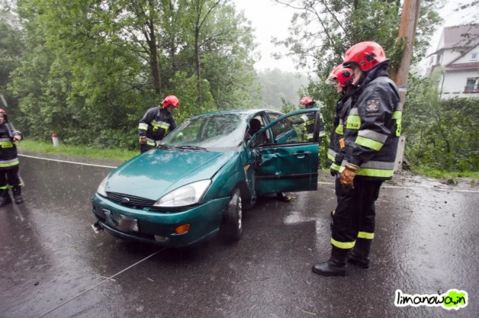 Samochód uderzył w słup - zdjęcie 3