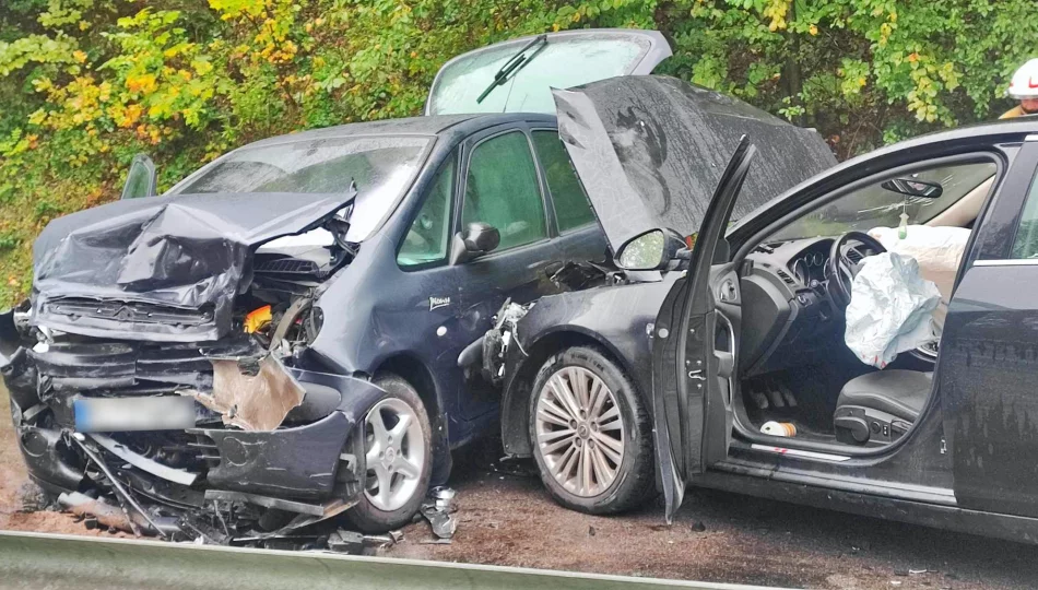 Groźnie wyglądające zderzenie pojazdów, dwie osoby zabrane do szpitala - zdjęcie 1