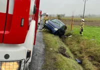 DK 28: samochód wjechał do rowu - zdjęcie główne