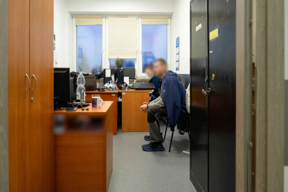 Akcja kontrterrorystów: 12 osób zatrzymanych za handel narkotykami (ZDJĘCIA I WIDEO) - zdjęcie 3