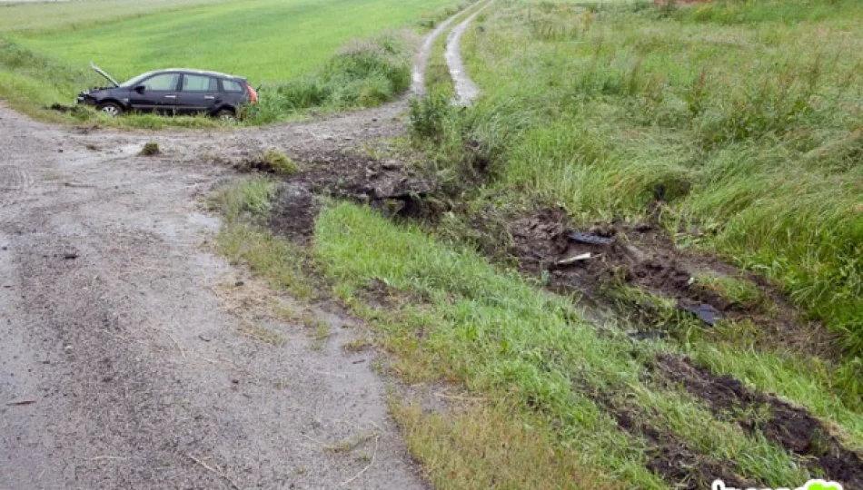 Uderzył w przepust i dachował - zdjęcie 1