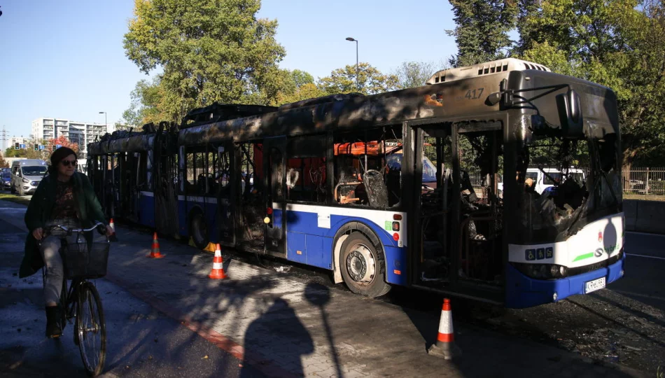 Kraków: Pali się autobus hybrydowy MPK; gaszenie może potrwać kilka godzin - zdjęcie 1