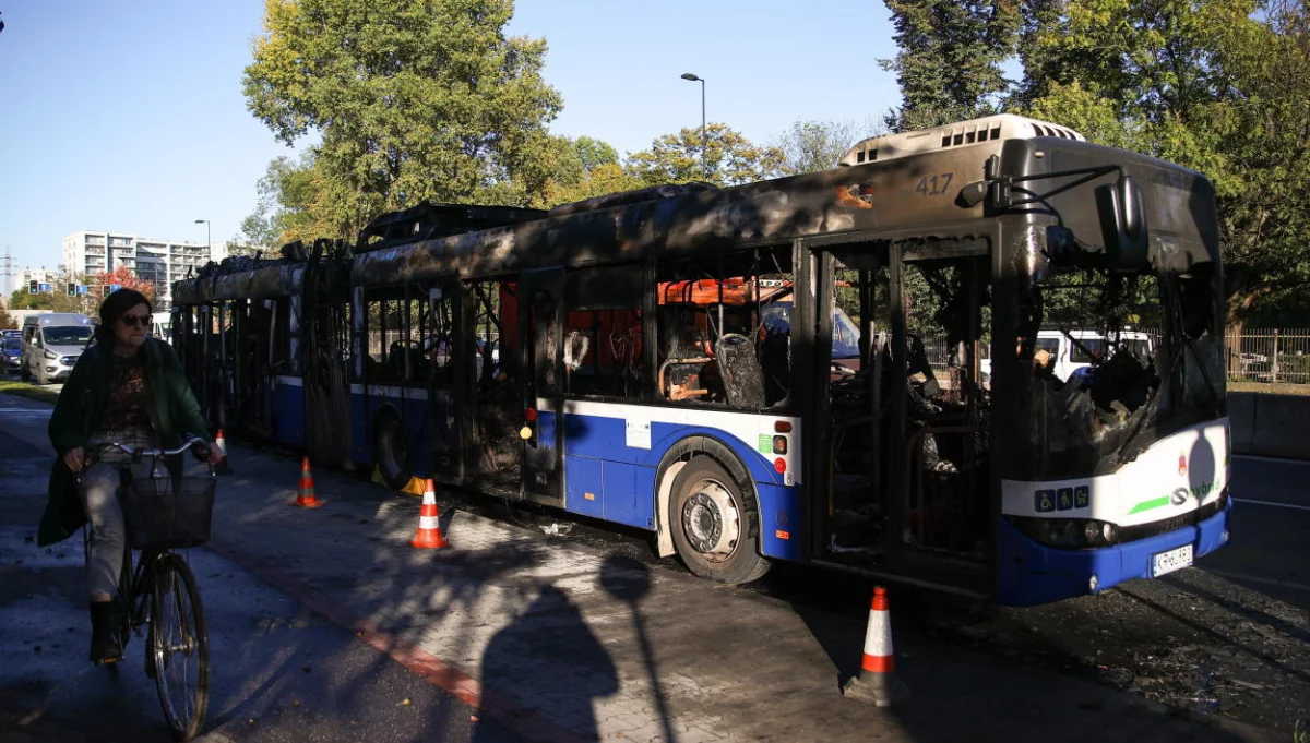 Kraków: Pali się autobus hybrydowy MPK; gaszenie może potrwać kilka godzin