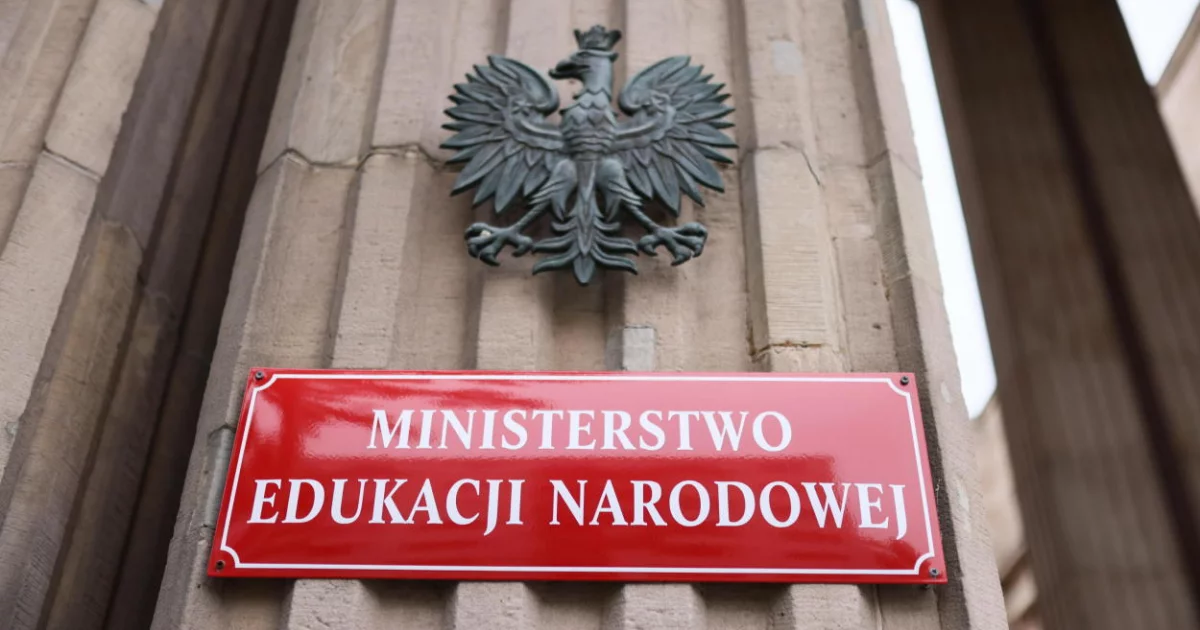 MEN nie rozważa uczynienia z religii lekcji obowiązkowych - Limanowa.in