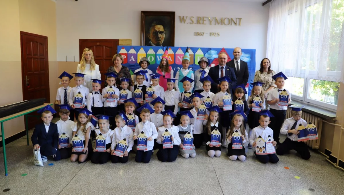 Zbieramy kredki kolorowe, by poznawać rzeczy nowe - Ślubowanie klas pierwszych w SP w Pasierbcu