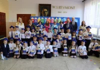 Zbieramy kredki kolorowe, by poznawać rzeczy nowe - Ślubowanie klas pierwszych w SP w Pasierbcu - zdjęcie główne