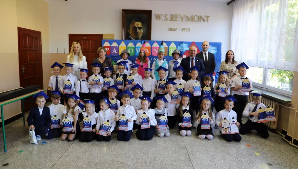 Zbieramy kredki kolorowe, by poznawać rzeczy nowe - Ślubowanie klas pierwszych w SP w Pasierbcu - zdjęcie 1