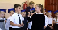 Zbieramy kredki kolorowe, by poznawać rzeczy nowe - Ślubowanie klas pierwszych w SP w Pasierbcu - zdjęcie 2