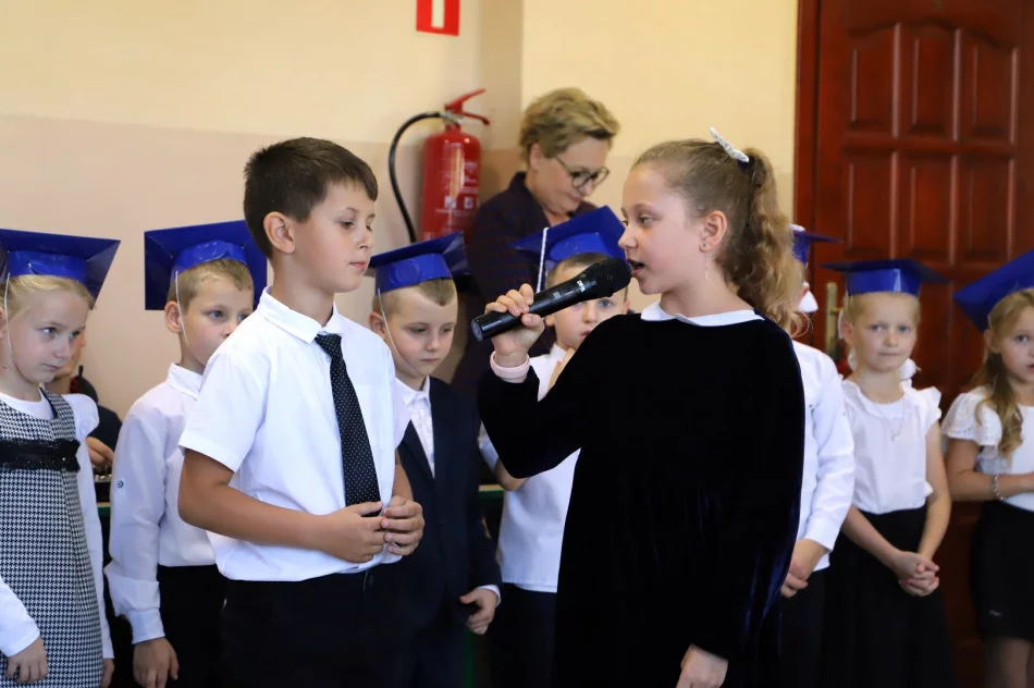 Zbieramy kredki kolorowe, by poznawać rzeczy nowe - Ślubowanie klas pierwszych w SP w Pasierbcu - zdjęcie 2