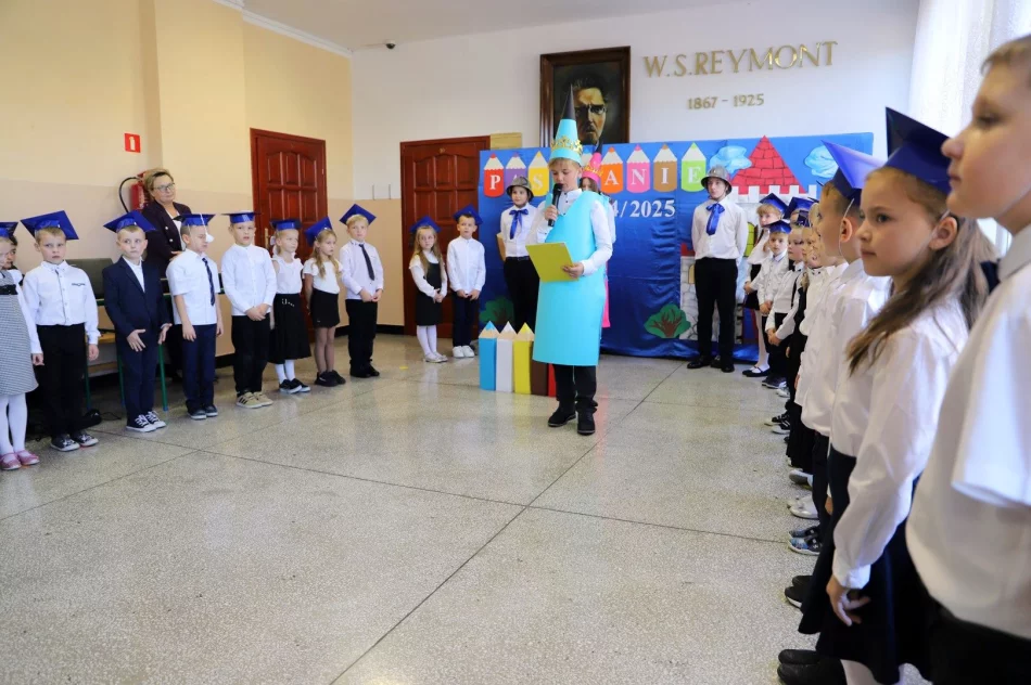 Zbieramy kredki kolorowe, by poznawać rzeczy nowe - Ślubowanie klas pierwszych w SP w Pasierbcu - zdjęcie 3