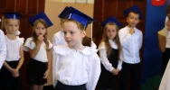 Zbieramy kredki kolorowe, by poznawać rzeczy nowe - Ślubowanie klas pierwszych w SP w Pasierbcu - zdjęcie 4