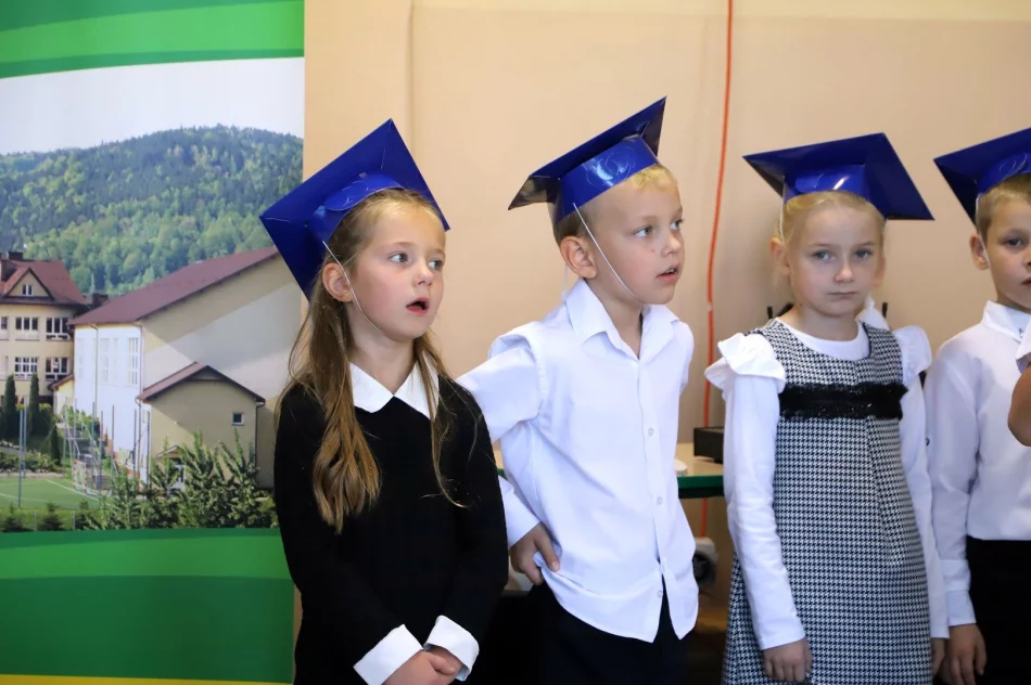 Zbieramy kredki kolorowe, by poznawać rzeczy nowe - Ślubowanie klas pierwszych w SP w Pasierbcu - zdjęcie 5