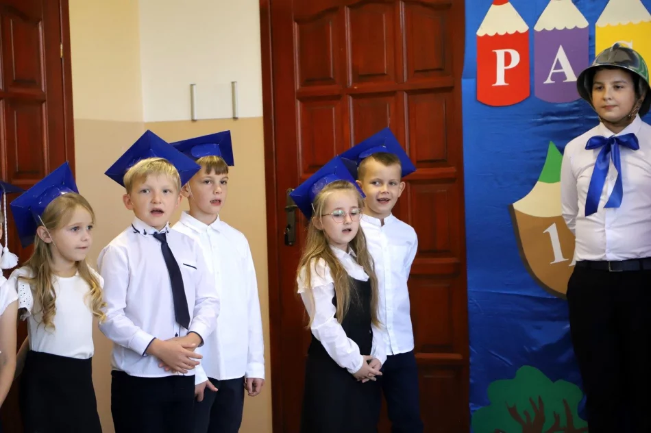 Zbieramy kredki kolorowe, by poznawać rzeczy nowe - Ślubowanie klas pierwszych w SP w Pasierbcu - zdjęcie 6