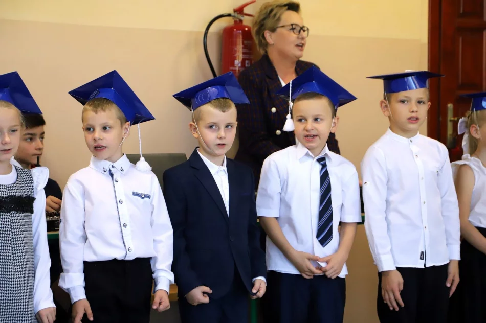 Zbieramy kredki kolorowe, by poznawać rzeczy nowe - Ślubowanie klas pierwszych w SP w Pasierbcu - zdjęcie 7