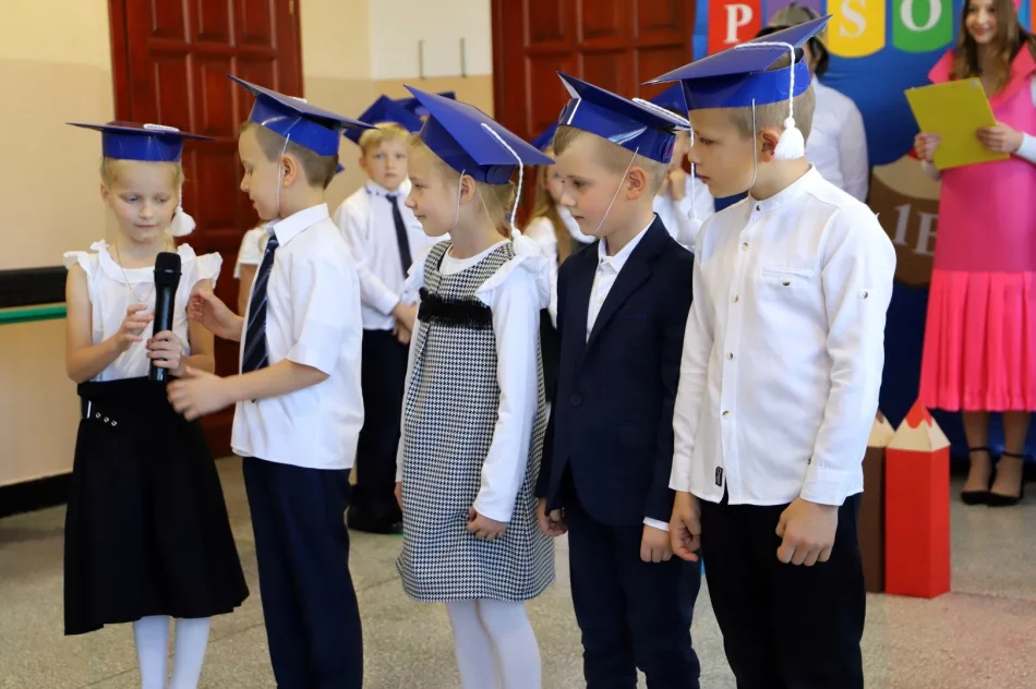 Zbieramy kredki kolorowe, by poznawać rzeczy nowe - Ślubowanie klas pierwszych w SP w Pasierbcu - zdjęcie 8