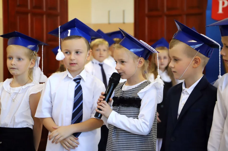 Zbieramy kredki kolorowe, by poznawać rzeczy nowe - Ślubowanie klas pierwszych w SP w Pasierbcu - zdjęcie 9