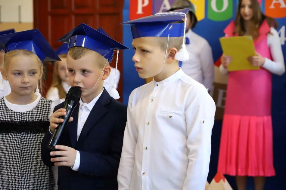 Zbieramy kredki kolorowe, by poznawać rzeczy nowe - Ślubowanie klas pierwszych w SP w Pasierbcu - zdjęcie 10