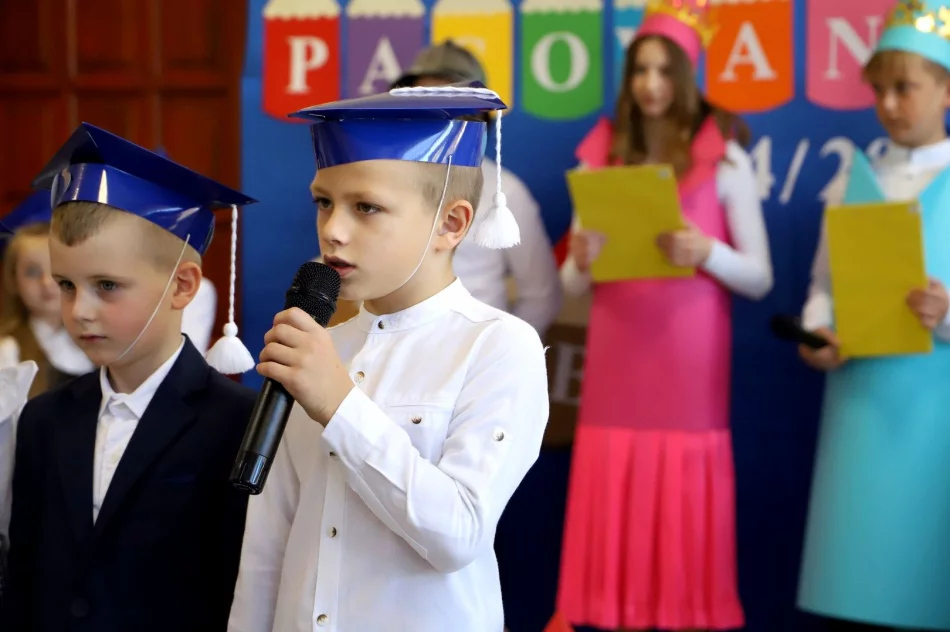 Zbieramy kredki kolorowe, by poznawać rzeczy nowe - Ślubowanie klas pierwszych w SP w Pasierbcu - zdjęcie 11