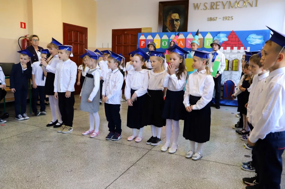 Zbieramy kredki kolorowe, by poznawać rzeczy nowe - Ślubowanie klas pierwszych w SP w Pasierbcu - zdjęcie 12
