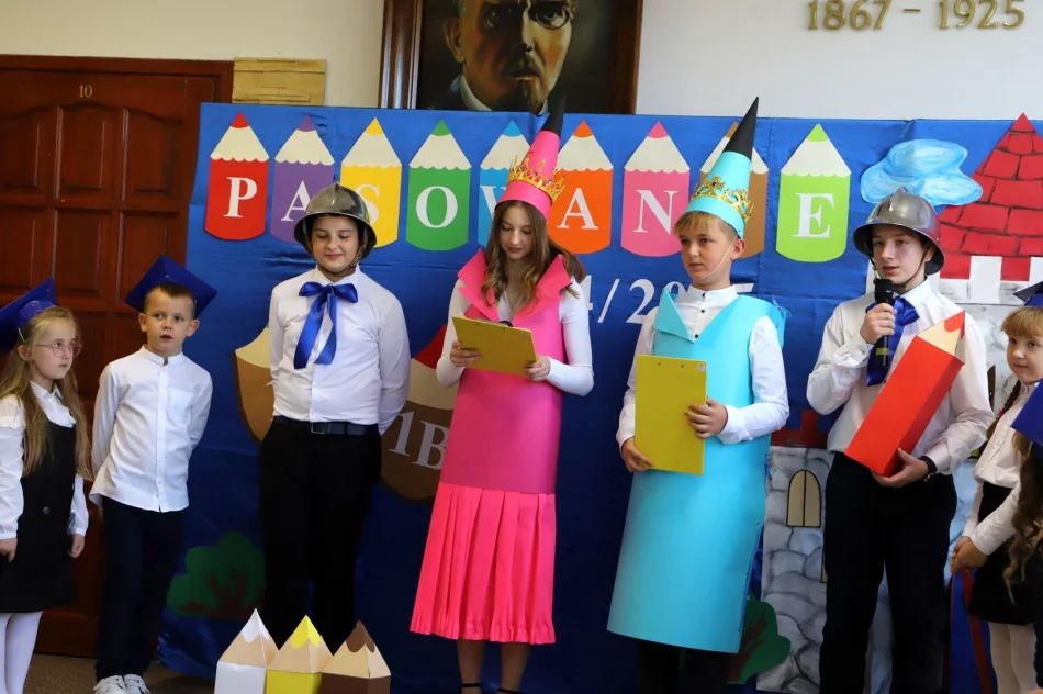 Zbieramy kredki kolorowe, by poznawać rzeczy nowe - Ślubowanie klas pierwszych w SP w Pasierbcu - zdjęcie 13