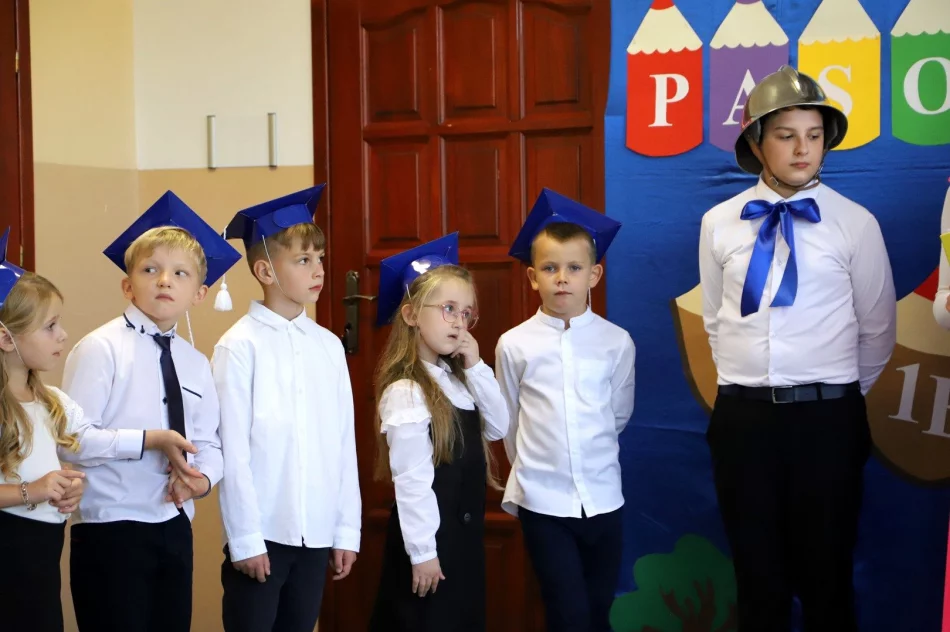 Zbieramy kredki kolorowe, by poznawać rzeczy nowe - Ślubowanie klas pierwszych w SP w Pasierbcu - zdjęcie 14