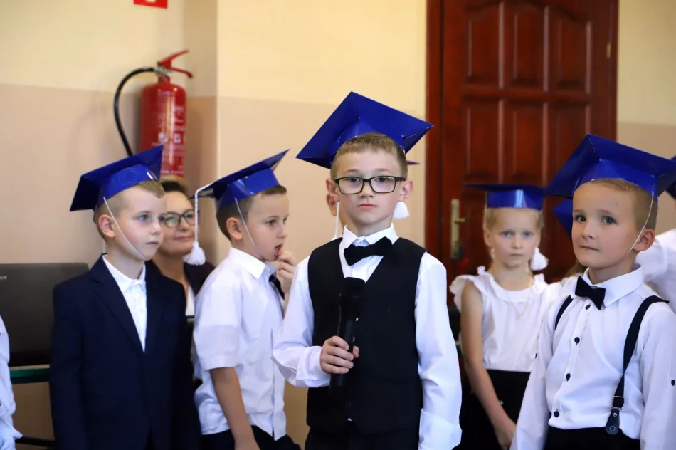 Zbieramy kredki kolorowe, by poznawać rzeczy nowe - Ślubowanie klas pierwszych w SP w Pasierbcu - zdjęcie 15