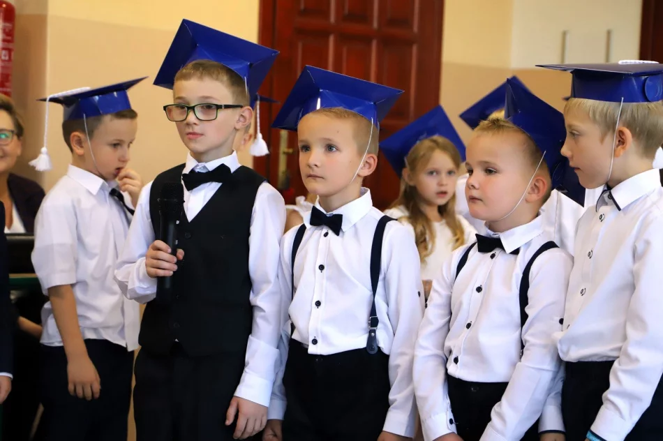 Zbieramy kredki kolorowe, by poznawać rzeczy nowe - Ślubowanie klas pierwszych w SP w Pasierbcu - zdjęcie 16