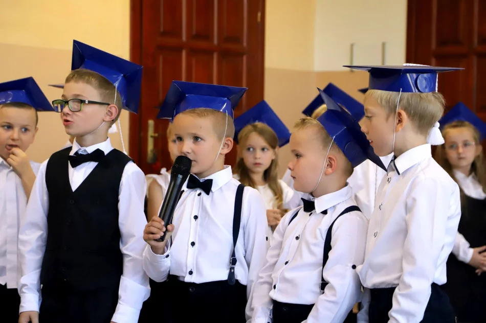 Zbieramy kredki kolorowe, by poznawać rzeczy nowe - Ślubowanie klas pierwszych w SP w Pasierbcu - zdjęcie 17
