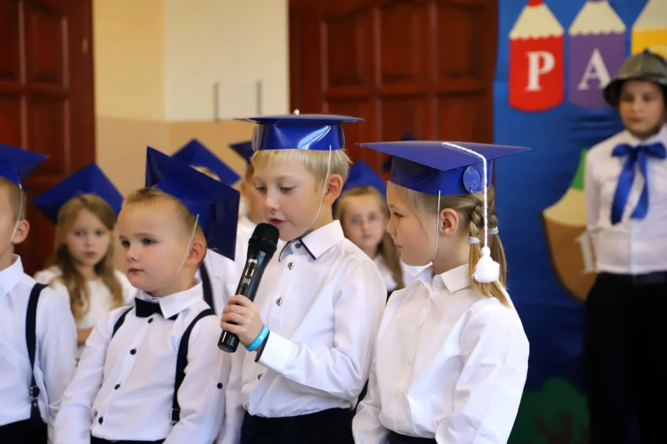 Zbieramy kredki kolorowe, by poznawać rzeczy nowe - Ślubowanie klas pierwszych w SP w Pasierbcu - zdjęcie 18