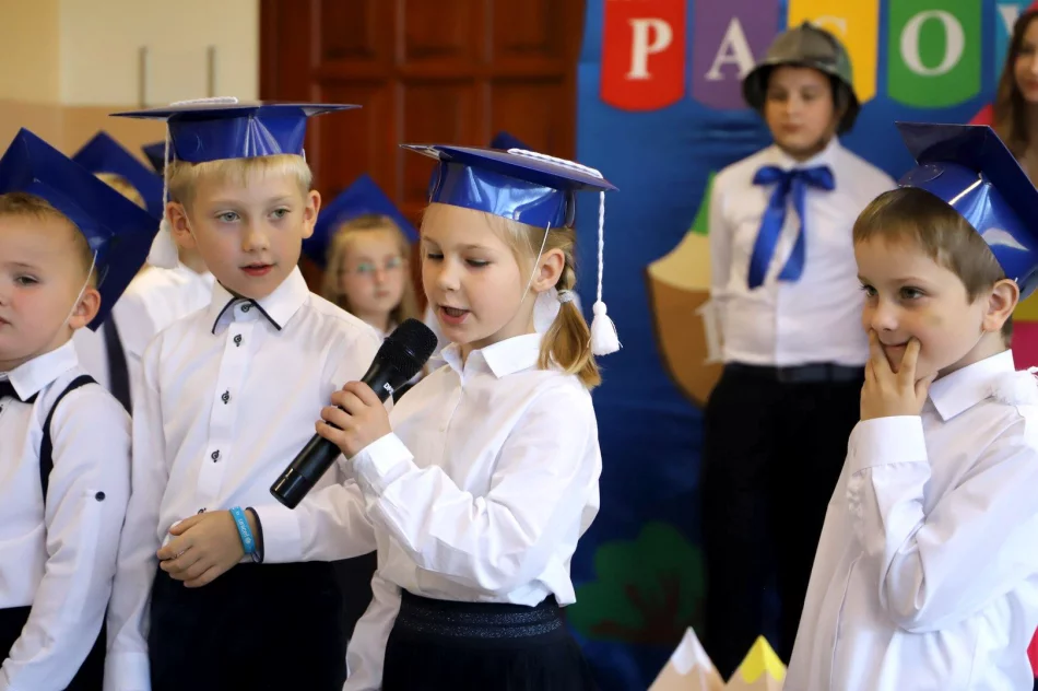 Zbieramy kredki kolorowe, by poznawać rzeczy nowe - Ślubowanie klas pierwszych w SP w Pasierbcu - zdjęcie 19