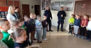Policjanci odwiedzili szkołę - rozmowy o bezpieczeństwie - zdjęcie 2