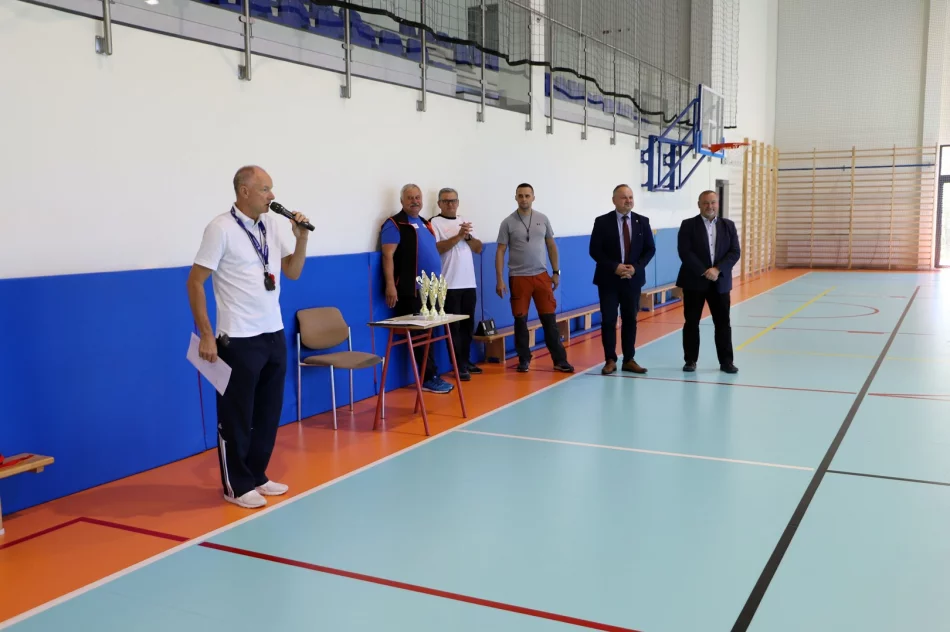 Dziewczęta z Kłodnego Mistrzyniami Gminy Limanowa w Halowej Piłce nożnej - zdjęcie 3