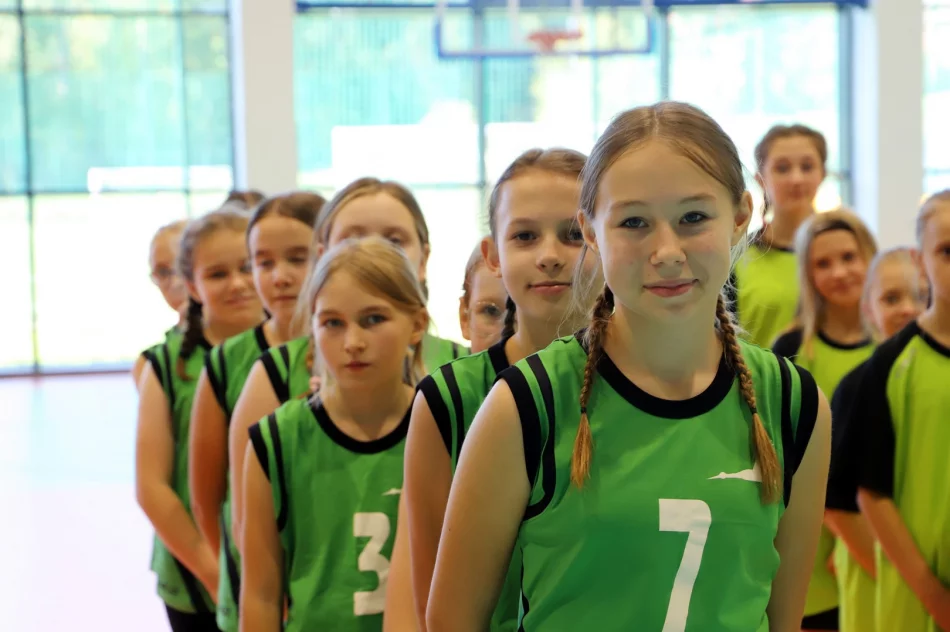 Dziewczęta z Kłodnego Mistrzyniami Gminy Limanowa w Halowej Piłce nożnej - zdjęcie 8