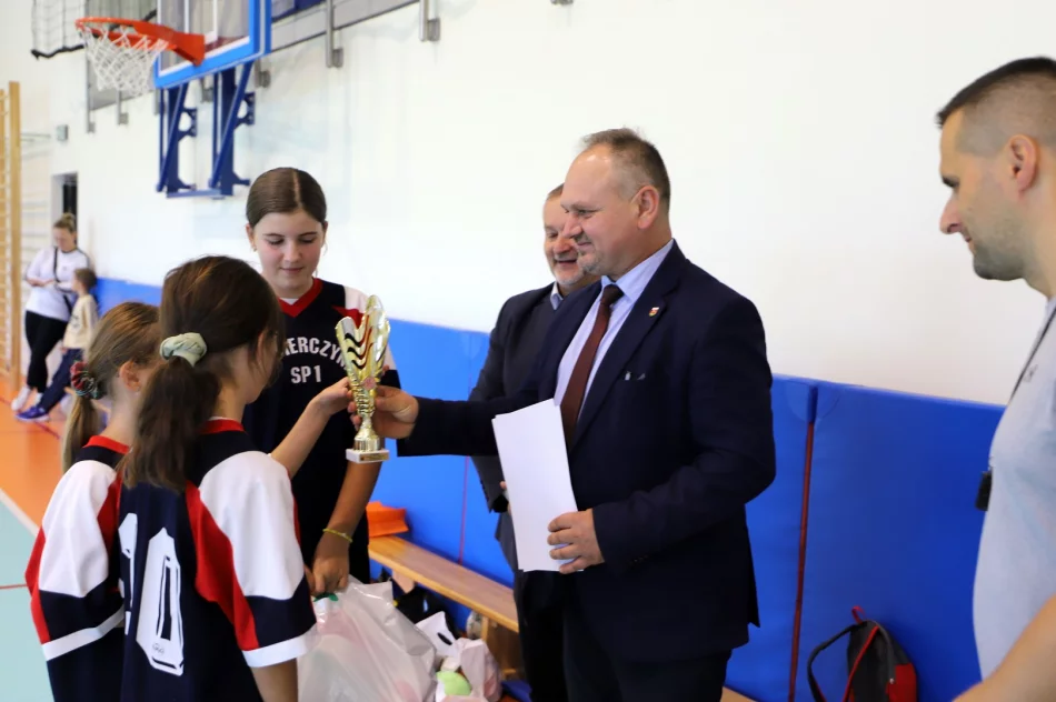Dziewczęta z Kłodnego Mistrzyniami Gminy Limanowa w Halowej Piłce nożnej - zdjęcie 17