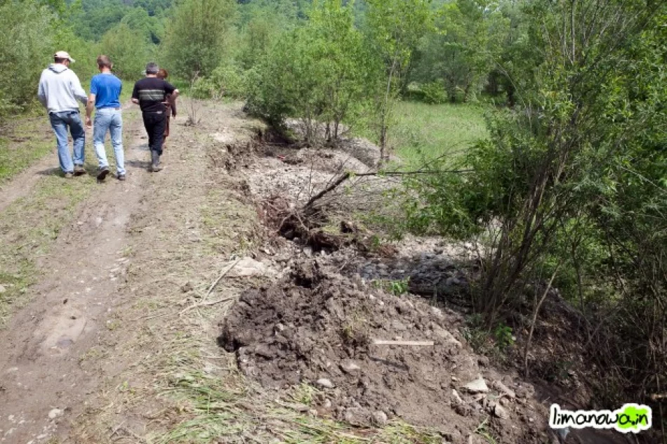 Nasyp był obniżony, teraz ich zalewa - zdjęcie 2