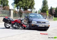 Zderzenie motocykla z samochodem - zdjęcie główne