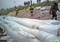 Bronią przed zalaniem i pływają łódką rozwożąc leki - zdjęcie główne