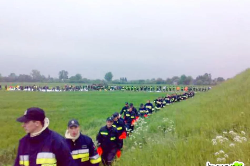 Bronią przed zalaniem i pływają łódką rozwożąc leki - zdjęcie 2