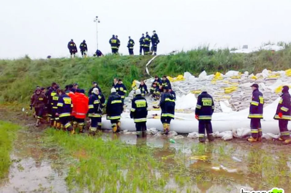 Bronią przed zalaniem i pływają łódką rozwożąc leki - zdjęcie 3